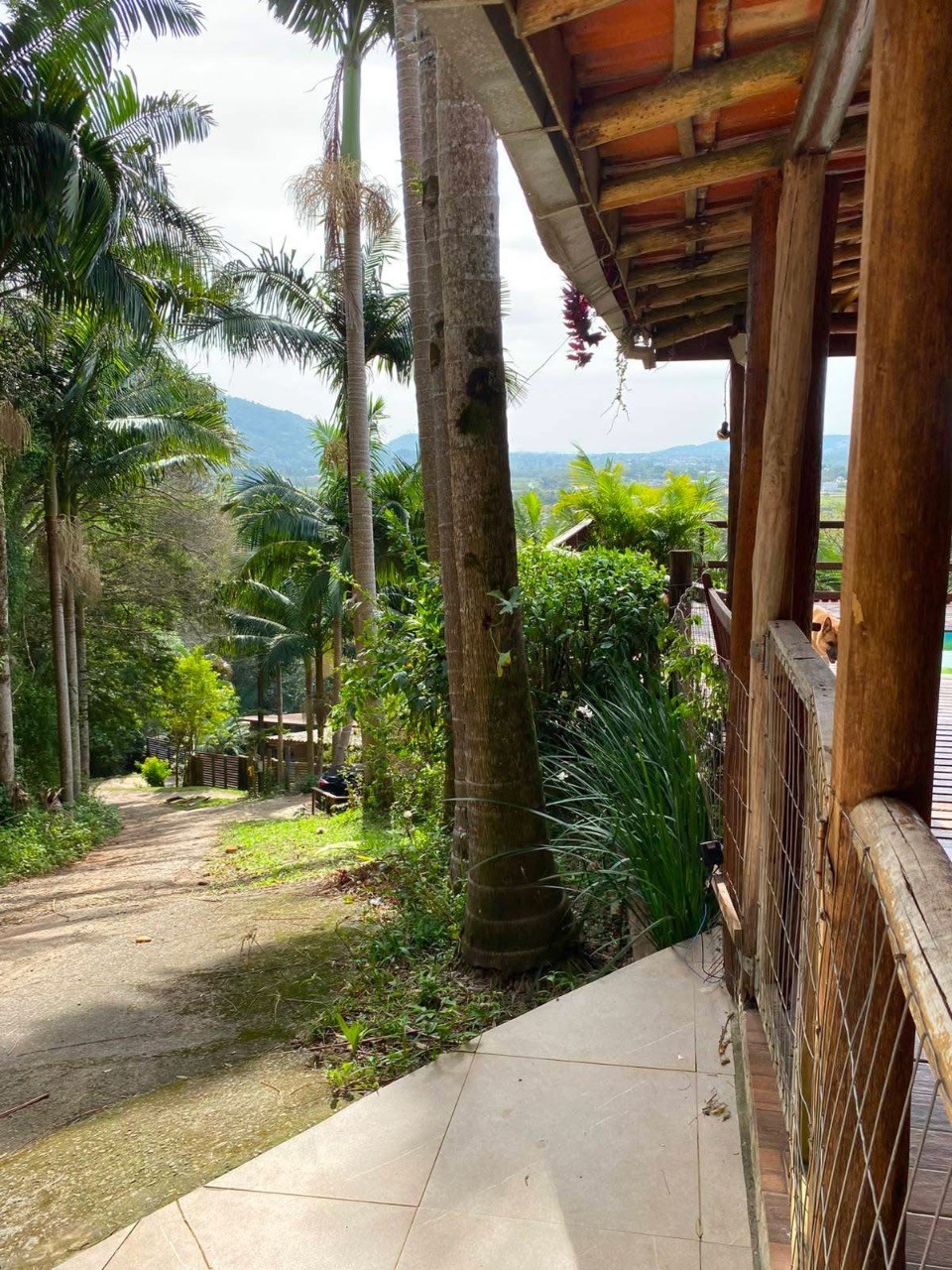Casa com piscina e vista para lagoa