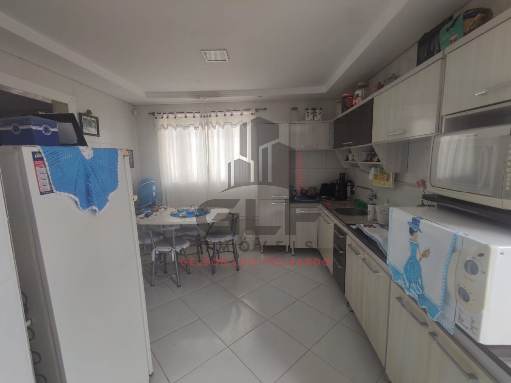 Residência completamente mobiliada no Bairro Alto São Bento, localizada na cidade de Itapema/SC. 2 KM do Mar, 3 quartos e 2 vagas de garagem