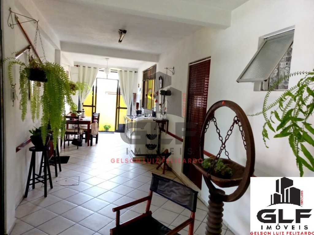 Casa com localização privilegiada no bairro Casa Branca na cidade de Itapema/SC, com 3 Dormitórios + 1 Kitner aos fundos. Terreno com 300 m² total