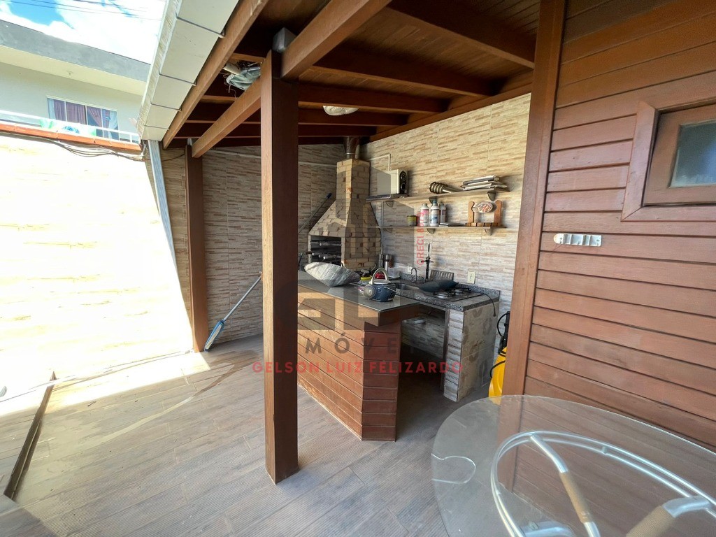 Casa alto padrão na cidade de itapema/sc, no bairro alto são bento, conta com 3 quartos e 5 vagas de garagem, 210 m² privativos, bem localizada
