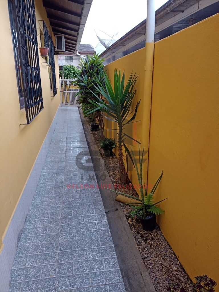 Casa com localização privilegiada no bairro Casa Branca na cidade de Itapema/SC, com 3 Dormitórios + 1 Kitner aos fundos. Terreno com 300 m² total