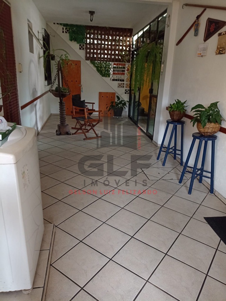 Casa com localização privilegiada no bairro Casa Branca na cidade de Itapema/SC, com 3 Dormitórios + 1 Kitner aos fundos. Terreno com 300 m² total