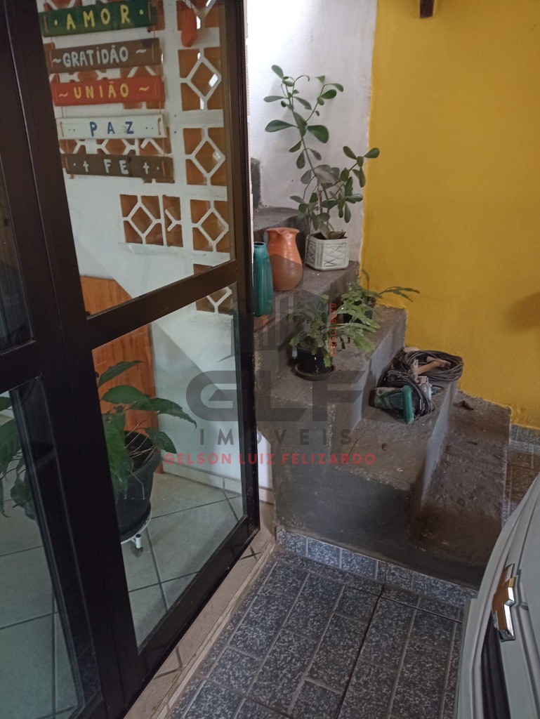 Casa com localização privilegiada no bairro Casa Branca na cidade de Itapema/SC, com 3 Dormitórios + 1 Kitner aos fundos. Terreno com 300 m² total