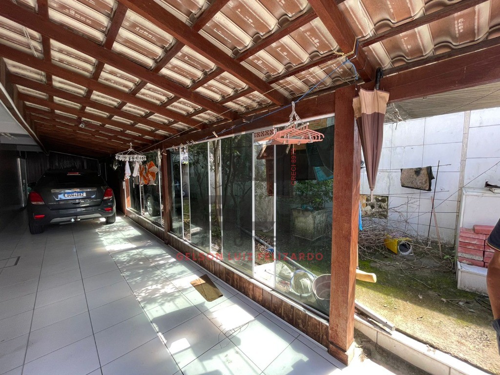Casa alto padrão na cidade de itapema/sc, no bairro alto são bento, conta com 3 quartos e 5 vagas de garagem, 210 m² privativos, bem localizada