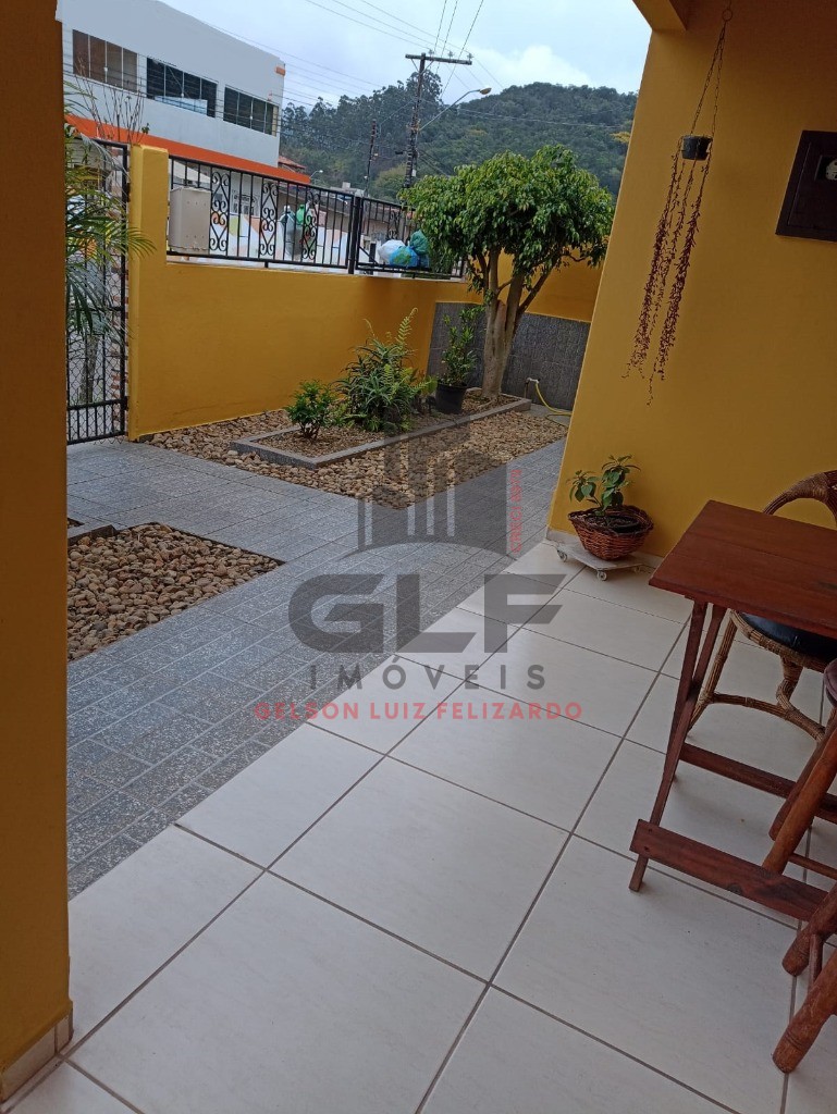 Casa com localização privilegiada no bairro Casa Branca na cidade de Itapema/SC, com 3 Dormitórios + 1 Kitner aos fundos. Terreno com 300 m² total
