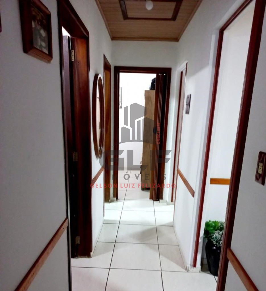 Casa com localização privilegiada no bairro Casa Branca na cidade de Itapema/SC, com 3 Dormitórios + 1 Kitner aos fundos. Terreno com 300 m² total