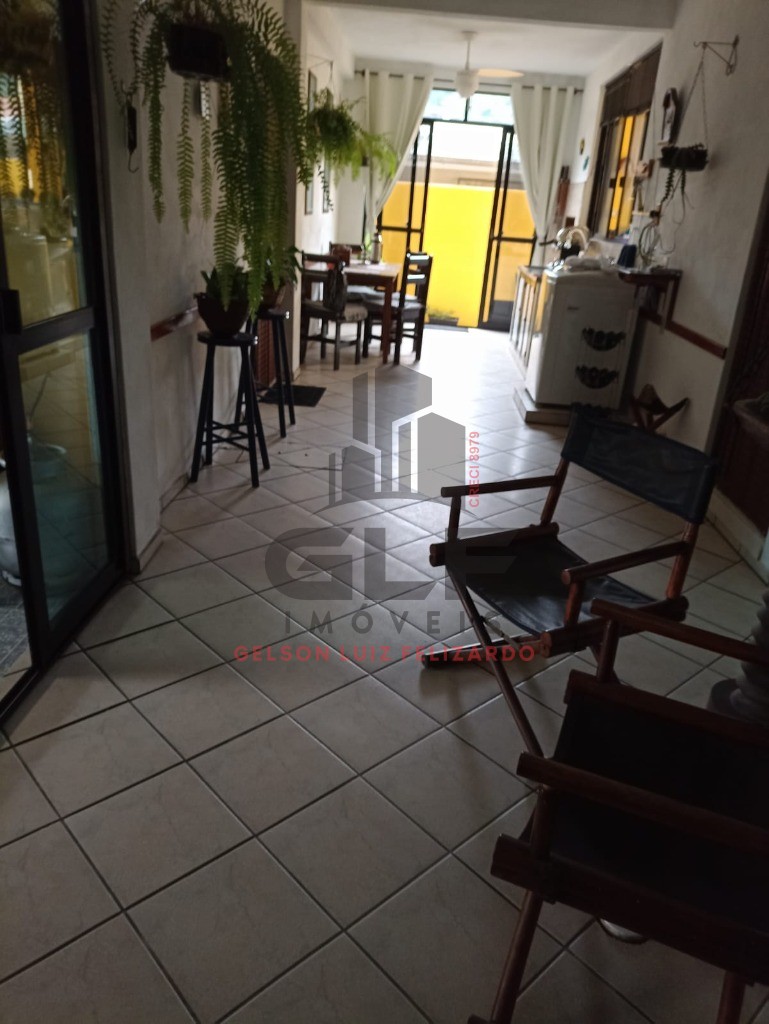 Casa com localização privilegiada no bairro Casa Branca na cidade de Itapema/SC, com 3 Dormitórios + 1 Kitner aos fundos. Terreno com 300 m² total