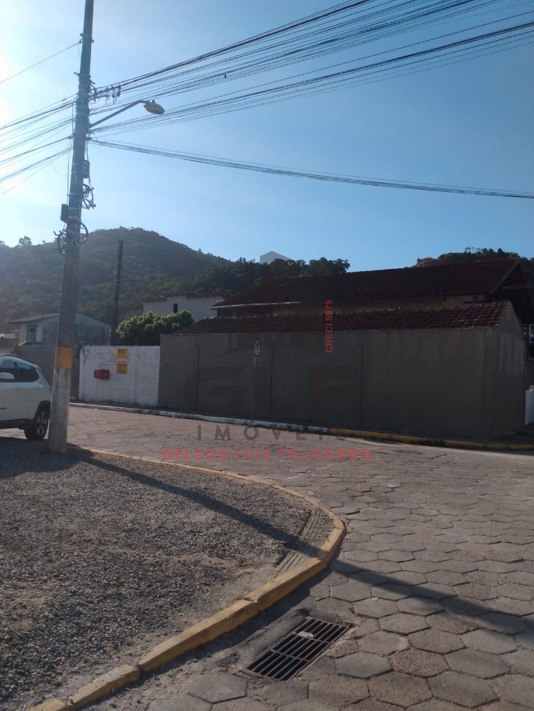 2 Terrenos juntos na cidade de Itapema/SC no bairro Alto São Bento, 3 Casas no Terreno, todas alugadas. Oportunidade de Investimento, e Renda Extra