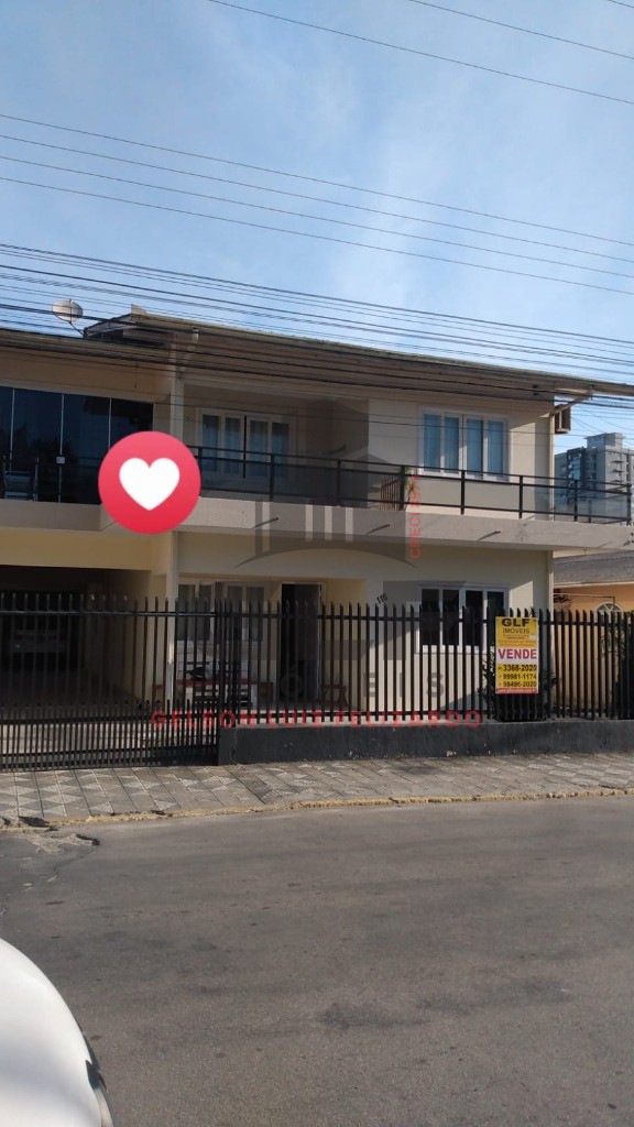 2 Casas no Terreno + Kitnet nos fundos na cidade de Itapema/SC no bairro Alto São Bento. Terreno conta com 252 m² SENDO 12 X 21. Renda Extra Aluguel
