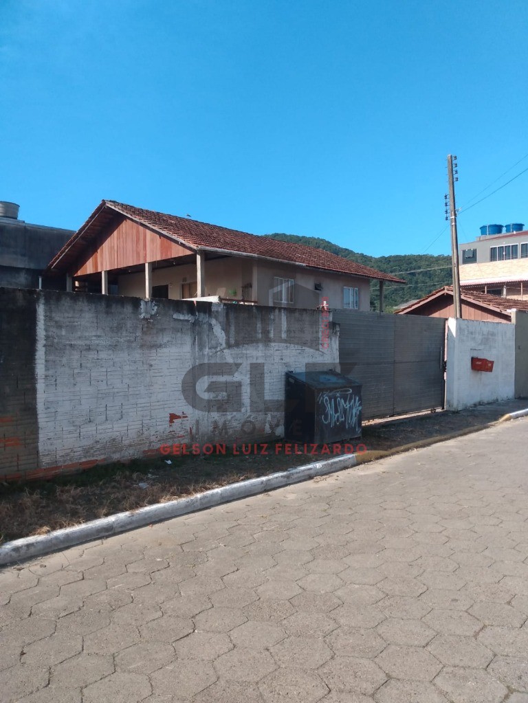 2 Terrenos juntos na cidade de Itapema/SC no bairro Alto São Bento, 3 Casas no Terreno, todas alugadas. Oportunidade de Investimento, e Renda Extra