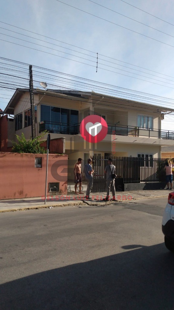 2 Casas no Terreno + Kitnet nos fundos na cidade de Itapema/SC no bairro Alto São Bento. Terreno conta com 252 m² SENDO 12 X 21. Renda Extra Aluguel