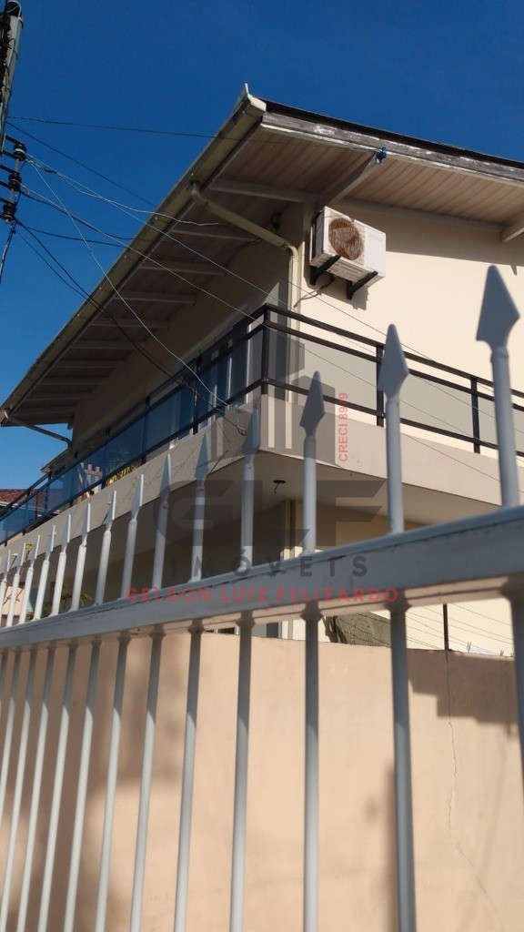 2 Casas no Terreno + Kitnet nos fundos na cidade de Itapema/SC no bairro Alto São Bento. Terreno conta com 252 m² SENDO 12 X 21. Renda Extra Aluguel
