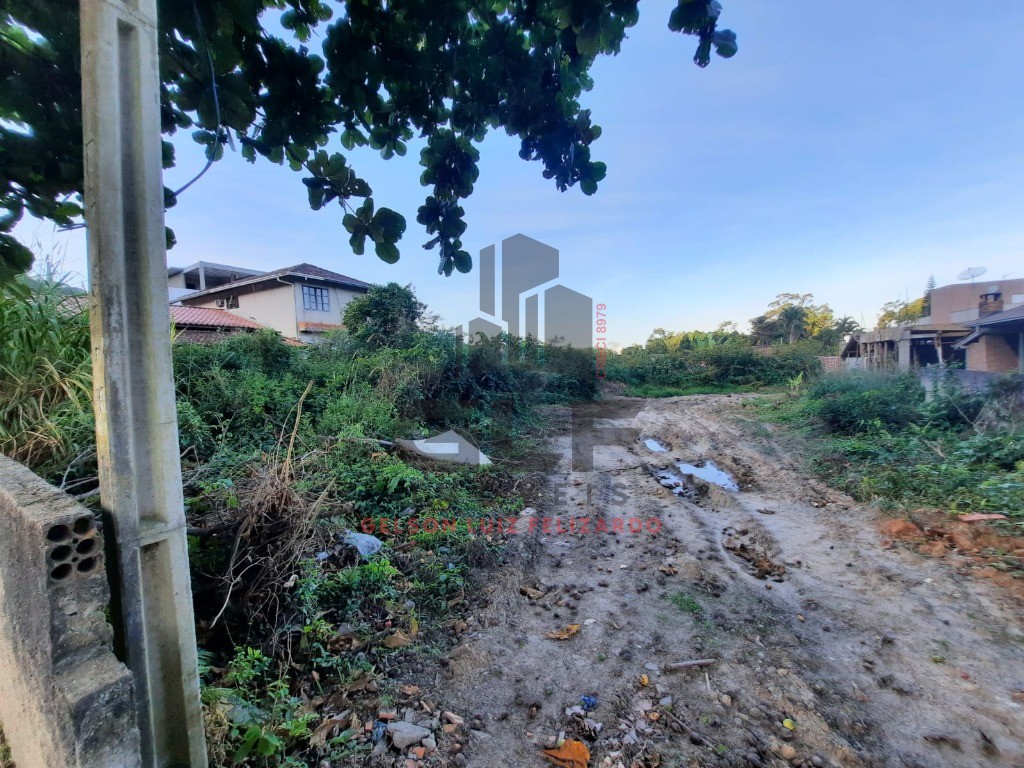 Terreno bem Localizado na cidade de Balneário Camboriú/SC no Estaleirinho, com 1.213 m². Localização privilegiada. Terreno Grande. Perto do Mar