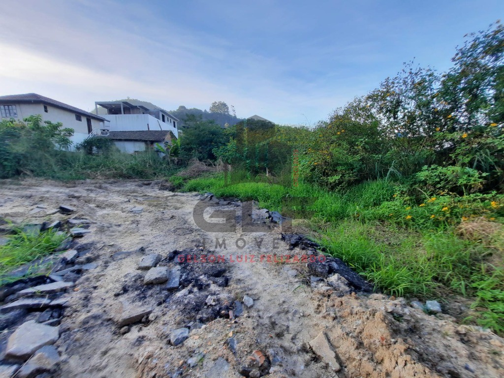 Terreno bem Localizado na cidade de Balneário Camboriú/SC no Estaleirinho, com 1.213 m². Localização privilegiada. Terreno Grande. Perto do Mar