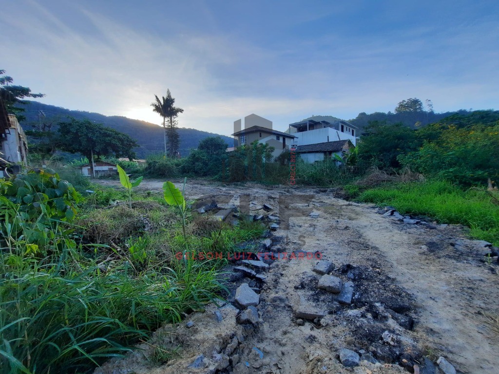 Terreno bem Localizado na cidade de Balneário Camboriú/SC no Estaleirinho, com 1.213 m². Localização privilegiada. Terreno Grande. Perto do Mar