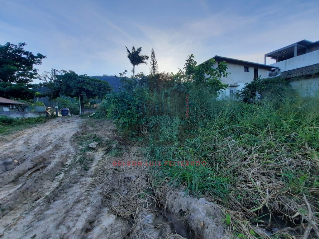 Terreno bem Localizado na cidade de Balneário Camboriú/SC no Estaleirinho, com 1.213 m². Localização privilegiada. Terreno Grande. Perto do Mar