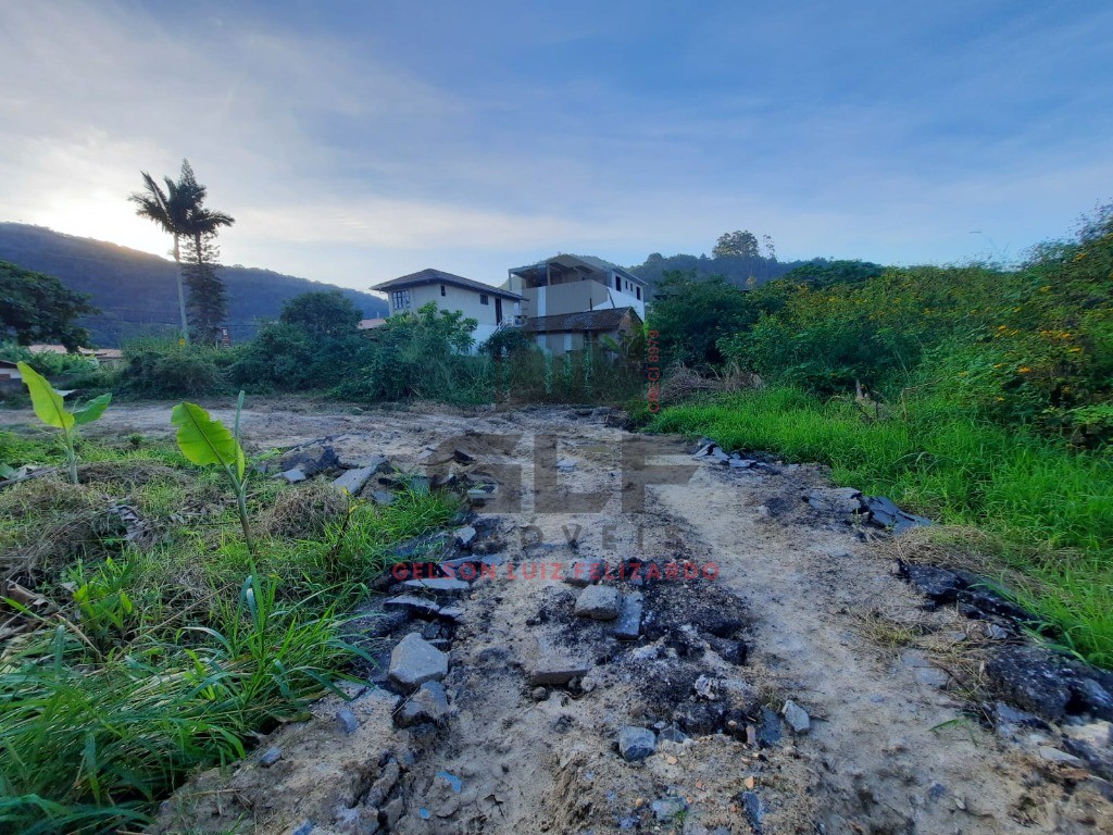 Terreno bem Localizado na cidade de Balneário Camboriú/SC no Estaleirinho, com 1.213 m². Localização privilegiada. Terreno Grande. Perto do Mar