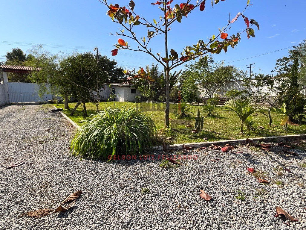 Chácara a venda na cidade de Itapema/SC no bairro Sertão do Trombudo, com 940 m². Casa Semi Mobiliada com 2 Quartos, Piscina e Mesa de Sinuca.
