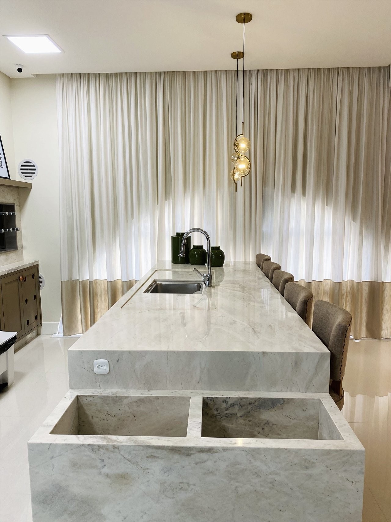 Apartamento Pronto na cidade de Itapema/SC no bairro Meia Praia, 4 dormitórios com suítes e 3 Vaga de garagem, com Lazer Completo. Bem localizado.