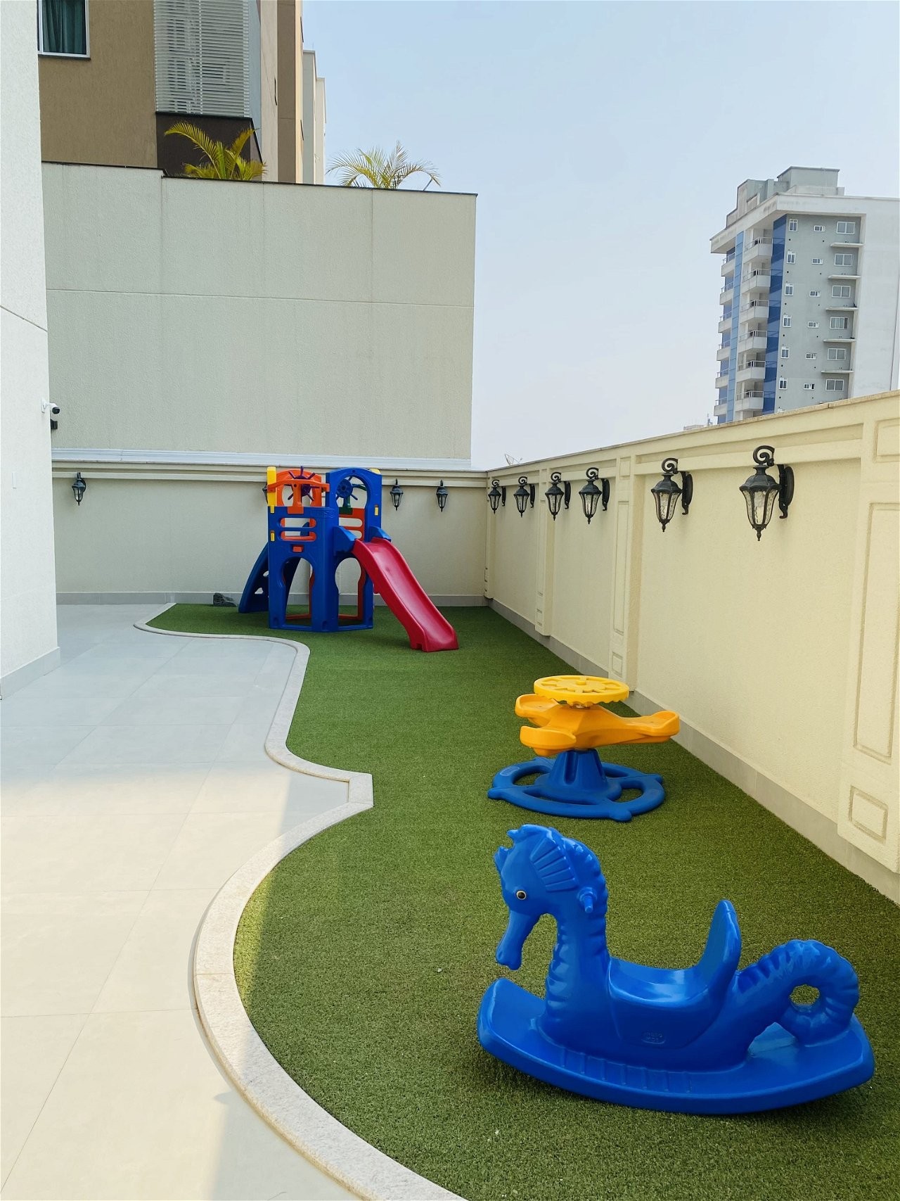 Apartamento Pronto na cidade de Itapema/SC no bairro Meia Praia, 4 dormitórios com suítes e 3 Vaga de garagem, com Lazer Completo. Bem localizado.