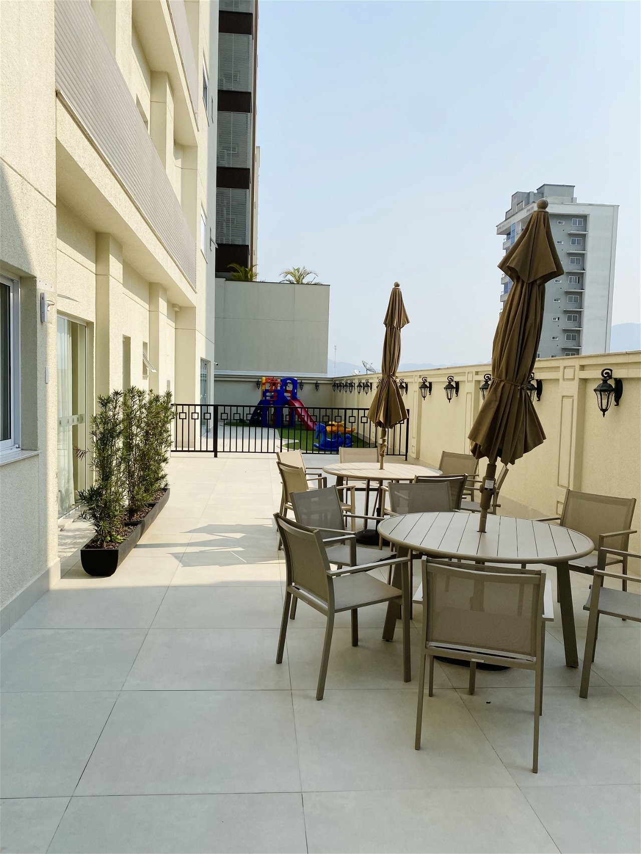 Apartamento Pronto na cidade de Itapema/SC no bairro Meia Praia, 4 dormitórios com suítes e 3 Vaga de garagem, com Lazer Completo. Bem localizado.