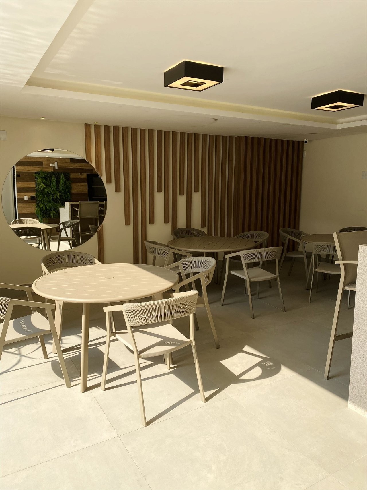 Apartamento Pronto na cidade de Itapema/SC no bairro Meia Praia, 4 dormitórios com suítes e 3 Vaga de garagem, com Lazer Completo. Bem localizado.
