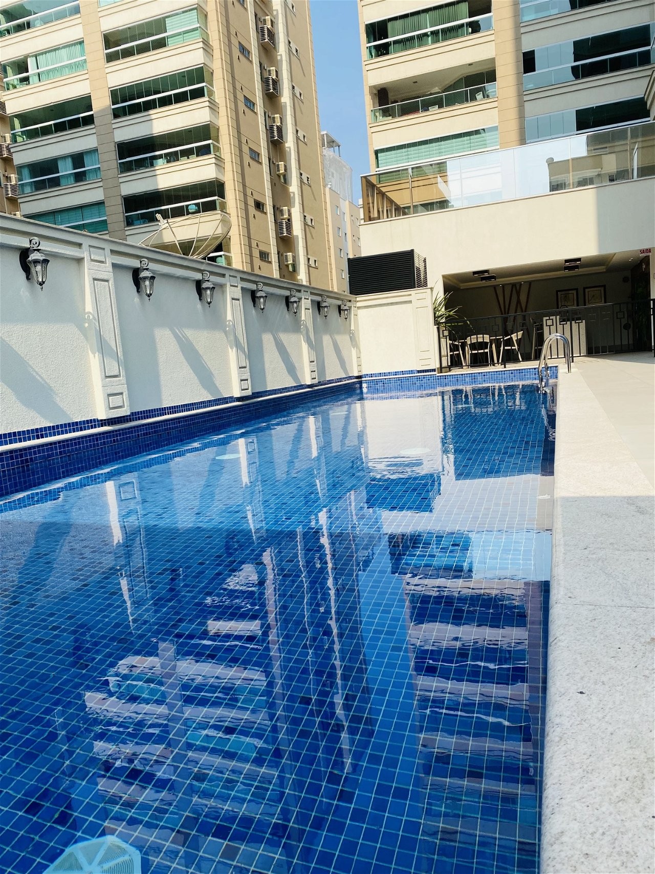 Apartamento Pronto na cidade de Itapema/SC no bairro Meia Praia, 4 dormitórios com suítes e 3 Vaga de garagem, com Lazer Completo. Bem localizado.