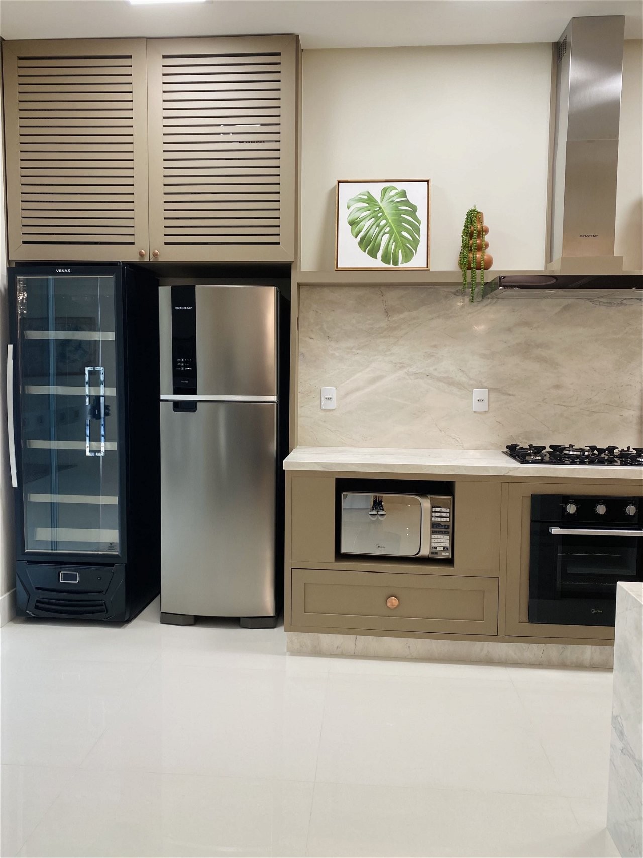 Apartamento Pronto na cidade de Itapema/SC no bairro Meia Praia, 4 dormitórios com suítes e 3 Vaga de garagem, com Lazer Completo. Bem localizado.