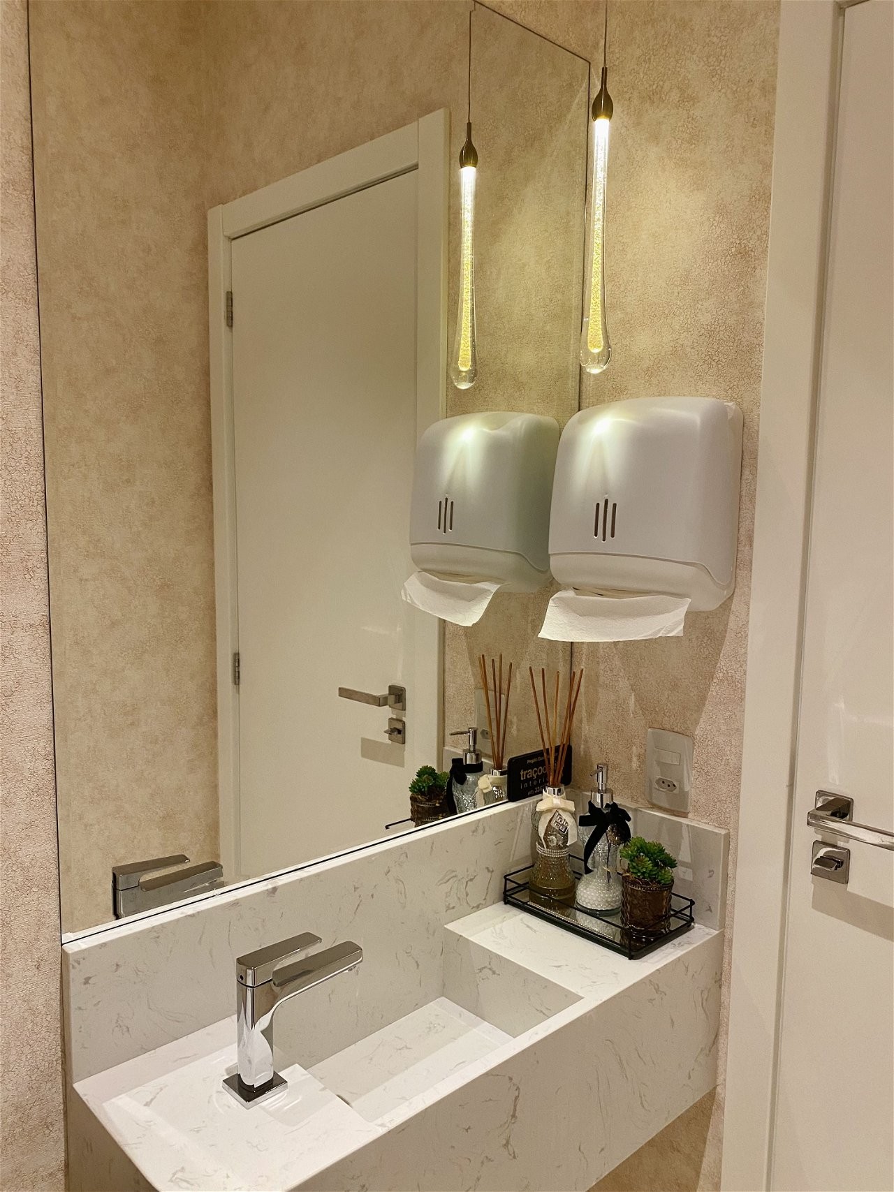 Apartamento Pronto na cidade de Itapema/SC no bairro Meia Praia, 4 dormitórios com suítes e 3 Vaga de garagem, com Lazer Completo. Bem localizado.