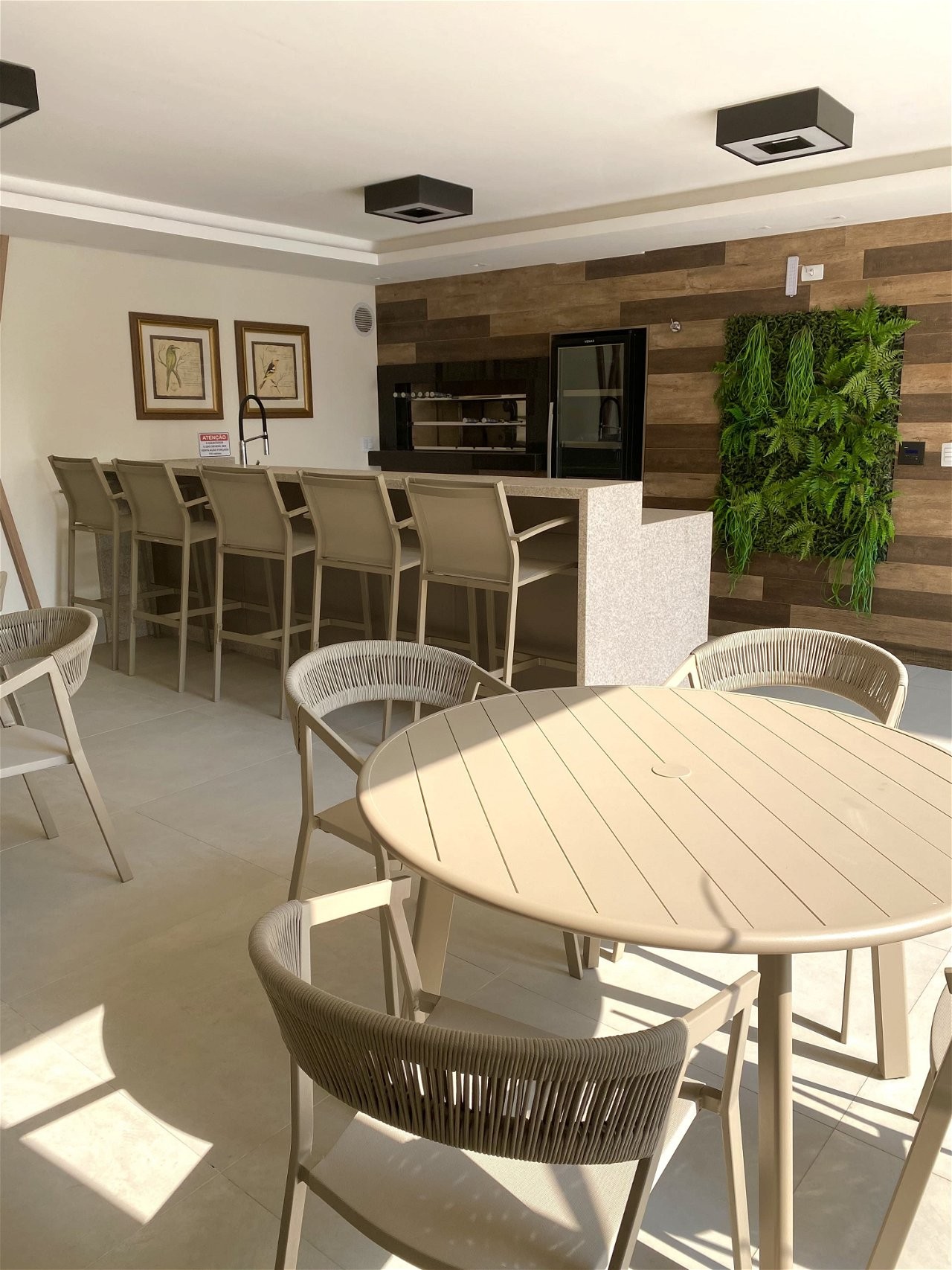 Apartamento Pronto na cidade de Itapema/SC no bairro Meia Praia, 4 dormitórios com suítes e 3 Vaga de garagem, com Lazer Completo. Bem localizado.