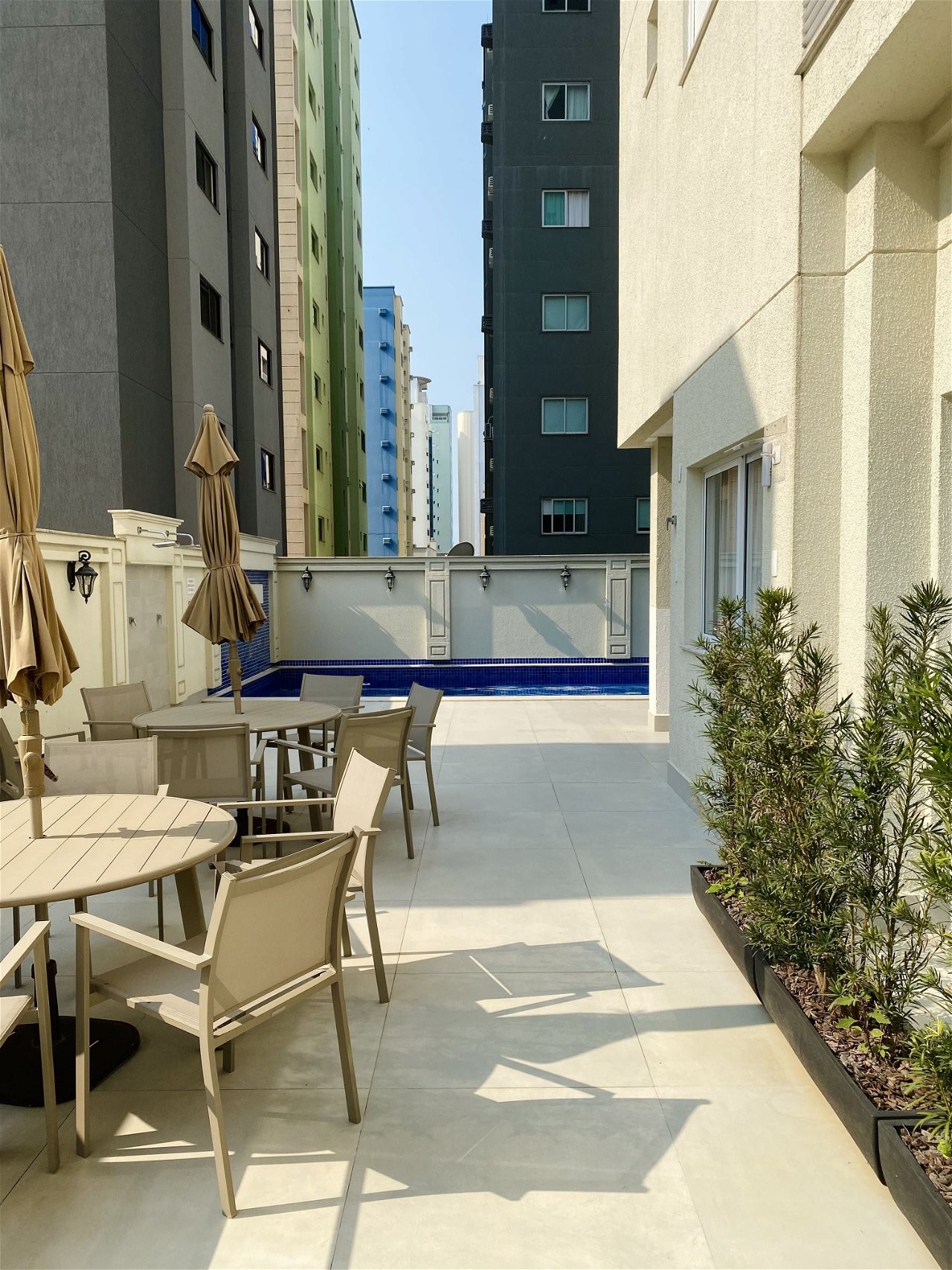 Apartamento Pronto na cidade de Itapema/SC no bairro Meia Praia, 4 dormitórios com suítes e 3 Vaga de garagem, com Lazer Completo. Bem localizado.