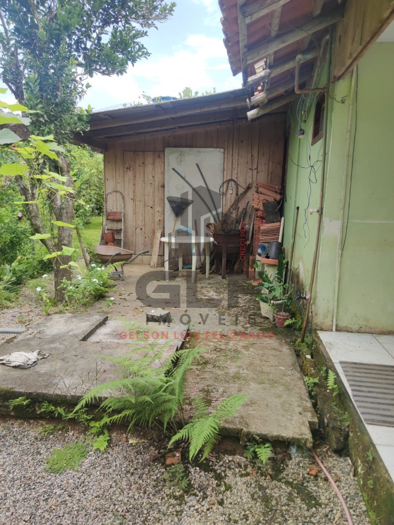 Chácara a venda na cidade de Canelinha/SC no bairro Moura, com 800 m², Casa com 4 Suítes e 2 Vagas. Lazer com Sauna e Quadra de Basquete.