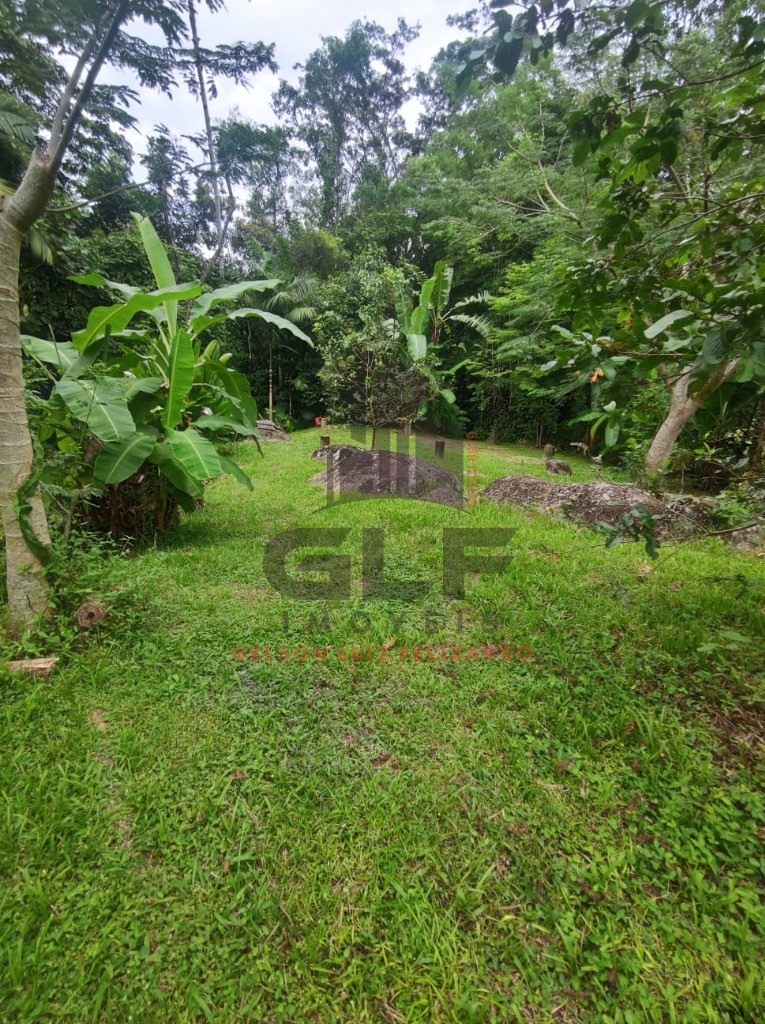 Chácara a venda na cidade de Canelinha/SC no bairro Moura, com 800 m², Casa com 4 Suítes e 2 Vagas. Lazer com Sauna e Quadra de Basquete.