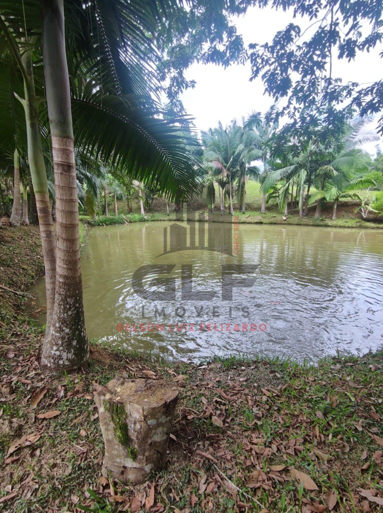 Chácara a venda na cidade de Canelinha/SC no bairro Moura, com 800 m², Casa com 4 Suítes e 2 Vagas. Lazer com Sauna e Quadra de Basquete.