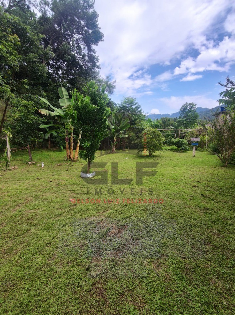 Chácara a venda na cidade de Canelinha/SC no bairro Moura, com 800 m², Casa com 4 Suítes e 2 Vagas. Lazer com Sauna e Quadra de Basquete.