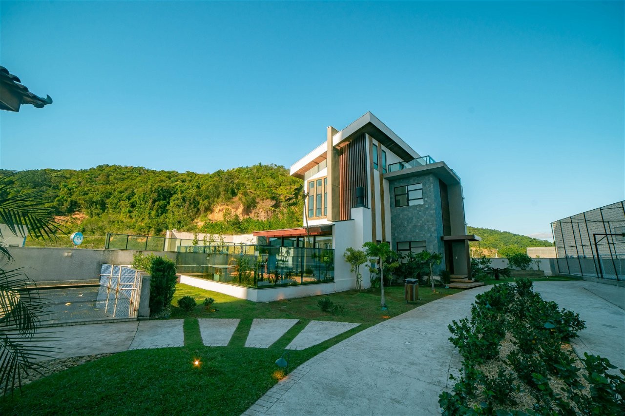 Casa de luxo na cidade de Itajaí/SC, no bairro Ressacada, com 3 Suítes e 4 Vagas de Garagem. Localização Privilegiada. Casa Alto Padrão