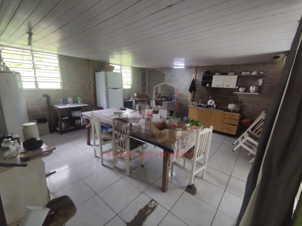 Chácara a venda na cidade de Canelinha/SC no bairro Moura, com 800 m², Casa com 4 Suítes e 2 Vagas. Lazer com Sauna e Quadra de Basquete.