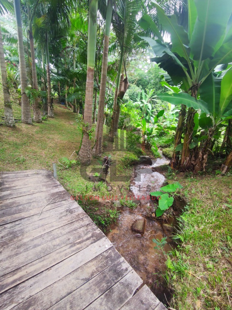 Chácara a venda na cidade de Canelinha/SC no bairro Moura, com 800 m², Casa com 4 Suítes e 2 Vagas. Lazer com Sauna e Quadra de Basquete.
