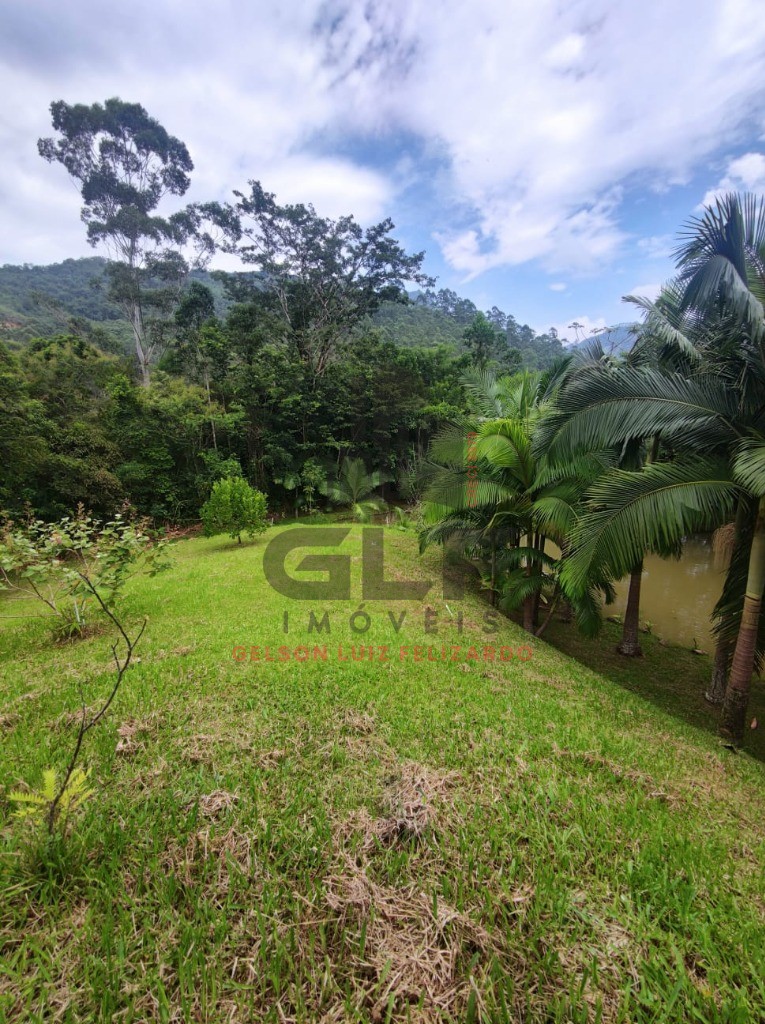 Chácara a venda na cidade de Canelinha/SC no bairro Moura, com 800 m², Casa com 4 Suítes e 2 Vagas. Lazer com Sauna e Quadra de Basquete.