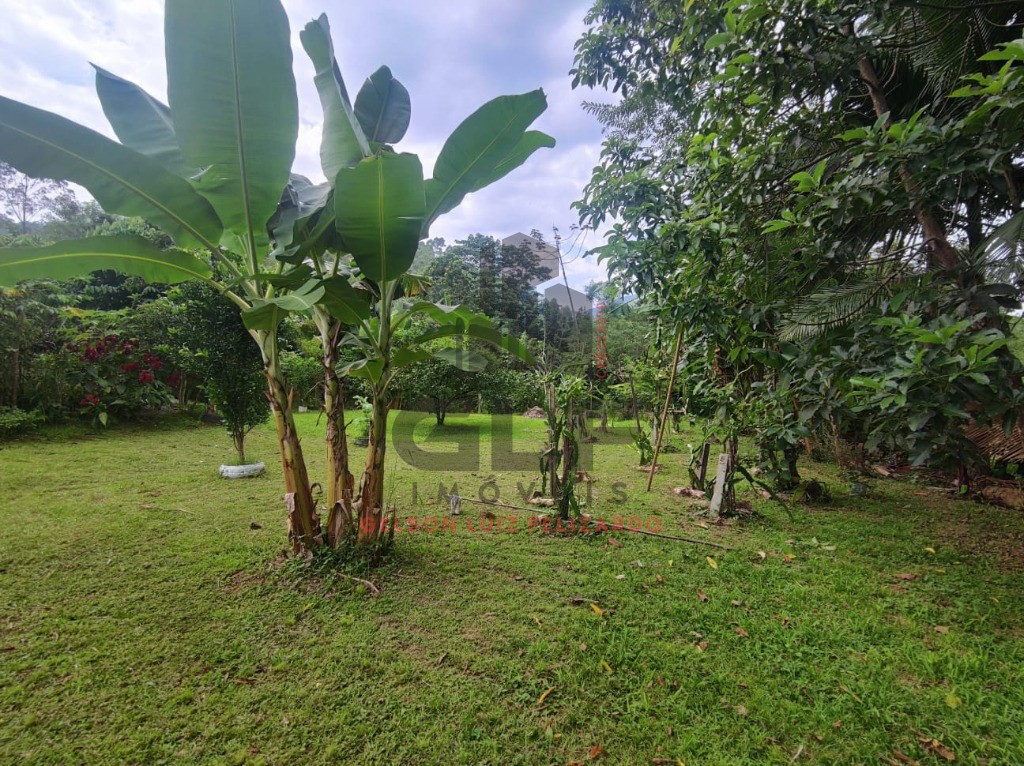 Chácara a venda na cidade de Canelinha/SC no bairro Moura, com 800 m², Casa com 4 Suítes e 2 Vagas. Lazer com Sauna e Quadra de Basquete.