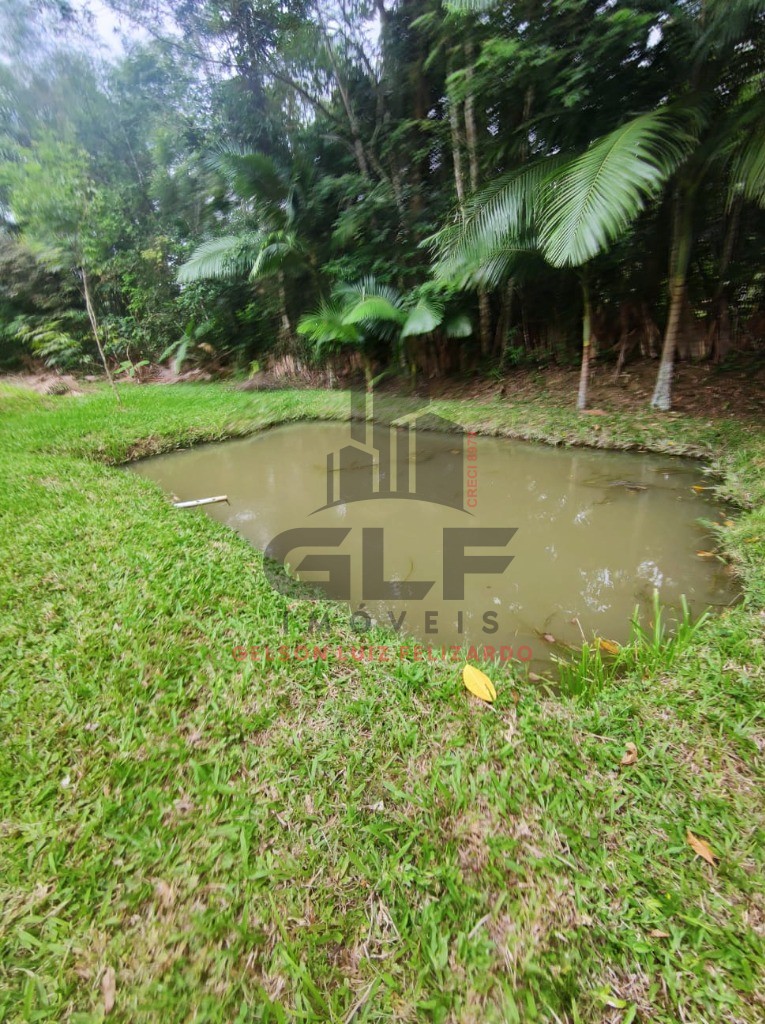 Chácara a venda na cidade de Canelinha/SC no bairro Moura, com 800 m², Casa com 4 Suítes e 2 Vagas. Lazer com Sauna e Quadra de Basquete.