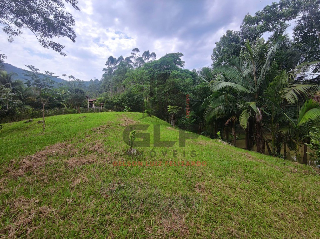 Chácara a venda na cidade de Canelinha/SC no bairro Moura, com 800 m², Casa com 4 Suítes e 2 Vagas. Lazer com Sauna e Quadra de Basquete.