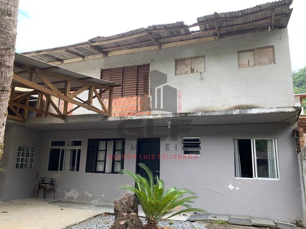 Chácara a venda na cidade de Itapema/SC no bairro Ilhota, com 800 m², Casa com 2 Suítes e 3 Vagas de garagem. Lazer com pés de frutas