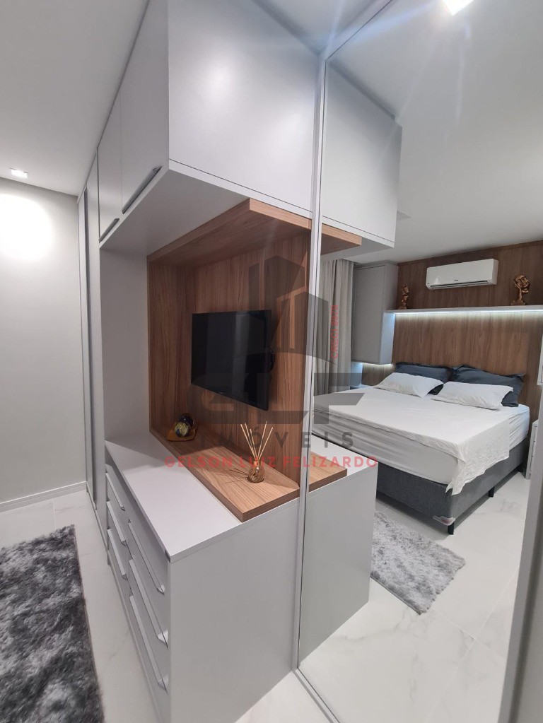 Apartamento Quadra Mar na cidade de Itapema/SC, no bairro Centro, com 2 Quartos, sendo 1 suíte e 1 Vagas de Garagem. Localização Privilegiada.