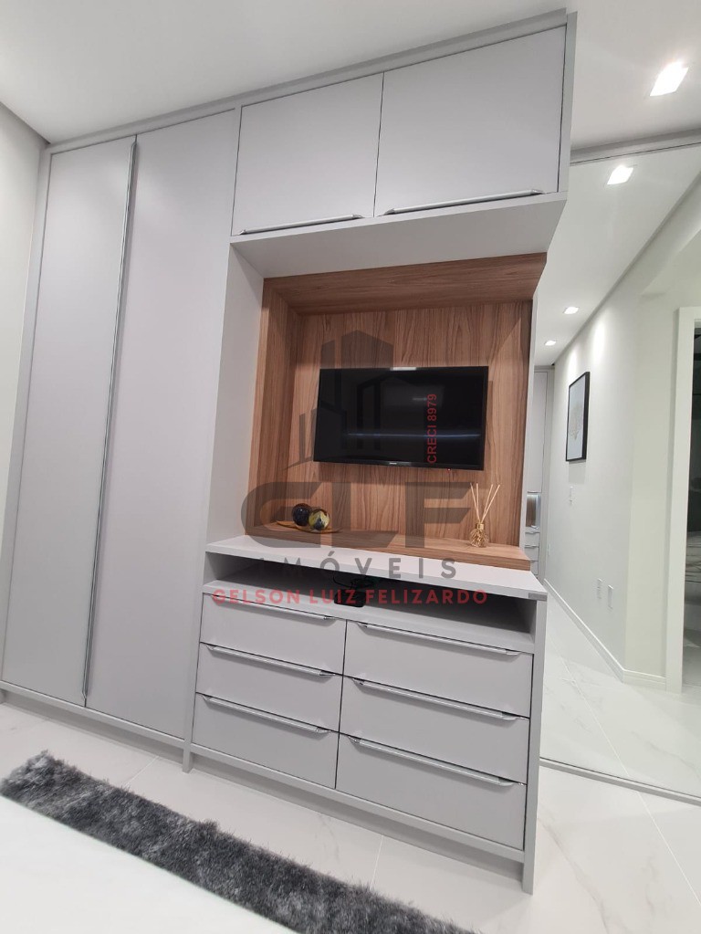 Apartamento Quadra Mar na cidade de Itapema/SC, no bairro Centro, com 2 Quartos, sendo 1 suíte e 1 Vagas de Garagem. Localização Privilegiada.