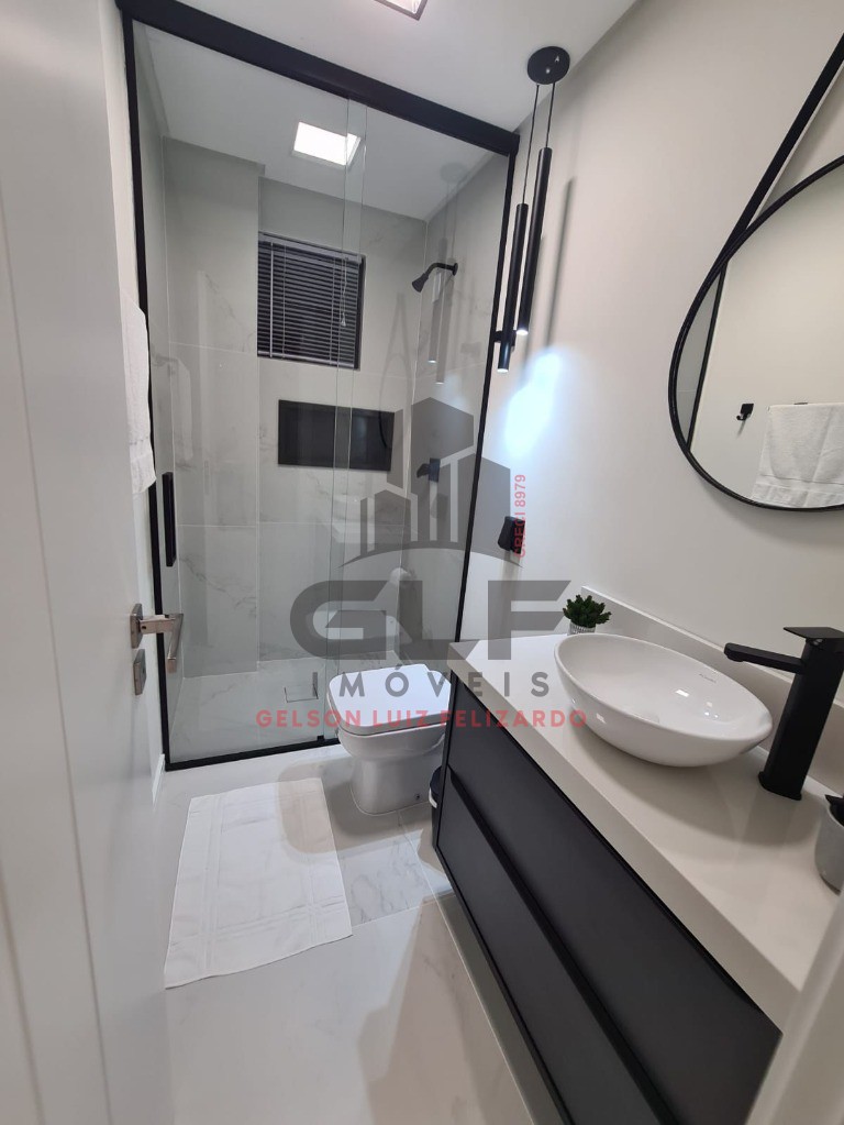 Apartamento Quadra Mar na cidade de Itapema/SC, no bairro Centro, com 2 Quartos, sendo 1 suíte e 1 Vagas de Garagem. Localização Privilegiada.