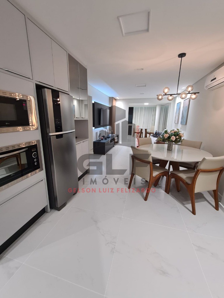 Apartamento Quadra Mar na cidade de Itapema/SC, no bairro Centro, com 2 Quartos, sendo 1 suíte e 1 Vagas de Garagem. Localização Privilegiada.