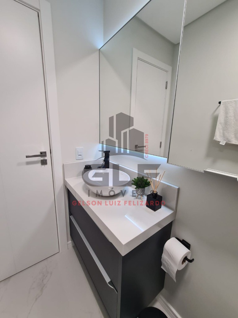 Apartamento Quadra Mar na cidade de Itapema/SC, no bairro Centro, com 2 Quartos, sendo 1 suíte e 1 Vagas de Garagem. Localização Privilegiada.