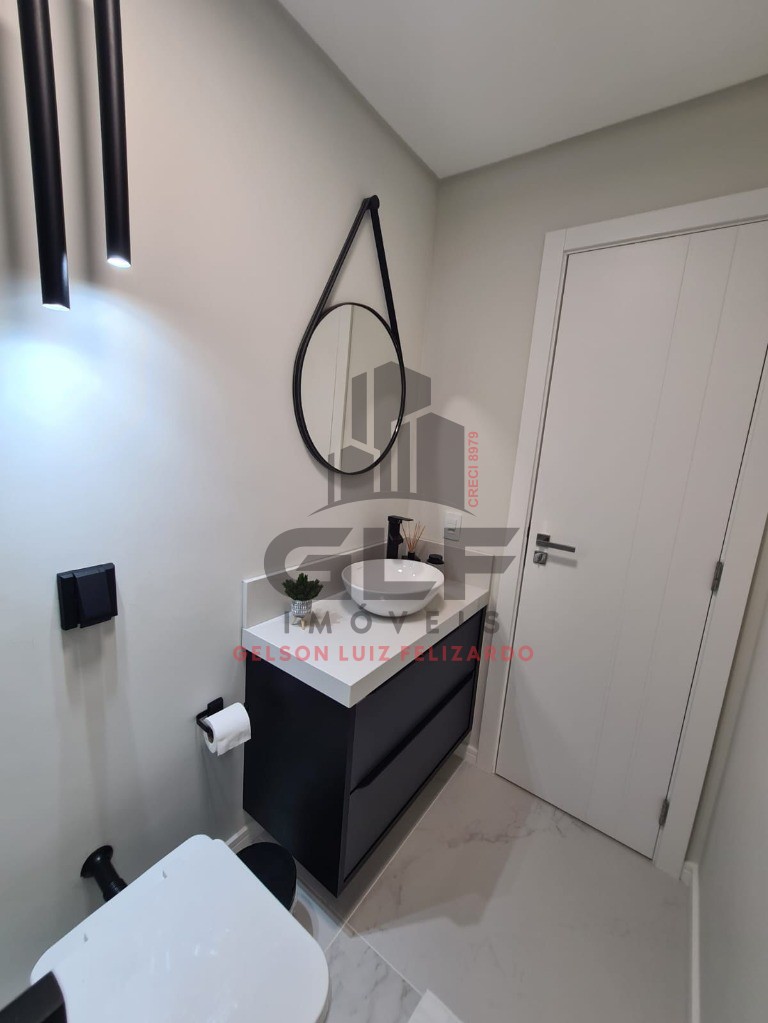 Apartamento Quadra Mar na cidade de Itapema/SC, no bairro Centro, com 2 Quartos, sendo 1 suíte e 1 Vagas de Garagem. Localização Privilegiada.