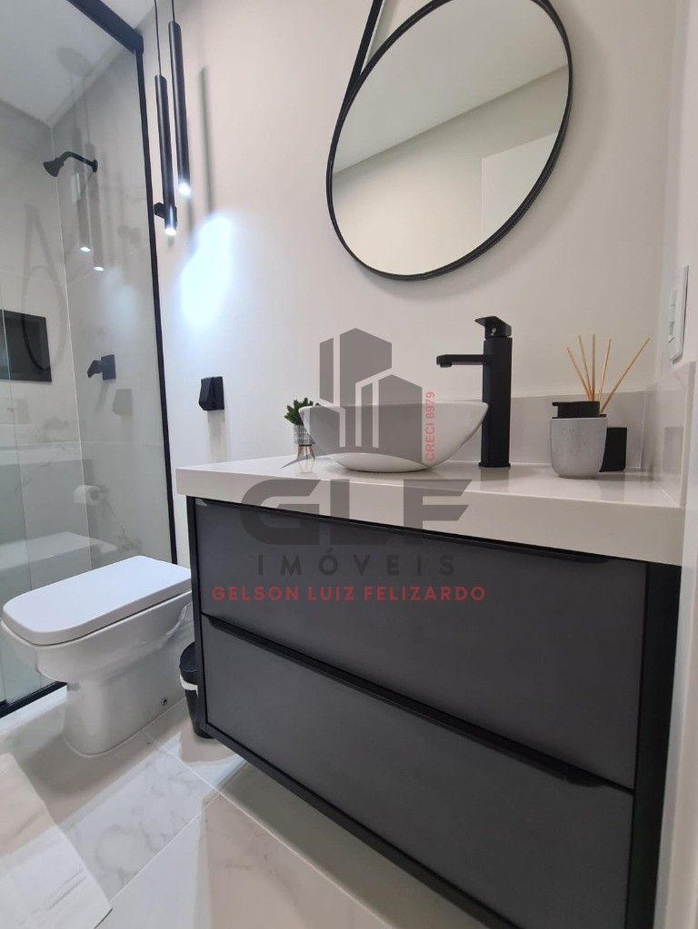 Apartamento Quadra Mar na cidade de Itapema/SC, no bairro Centro, com 2 Quartos, sendo 1 suíte e 1 Vagas de Garagem. Localização Privilegiada.